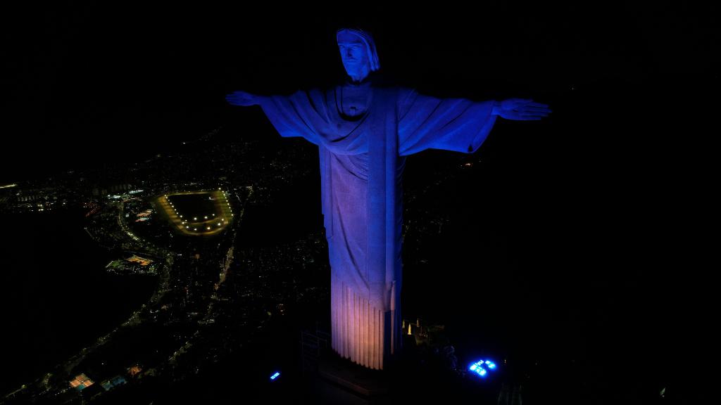 Cristo Redentor iluminado em azul turquesa pela campanha de conscientização sobre a Síndrome do Olho&nbsp;Seco