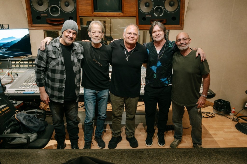 LS Jack une forças com Guilherme Arantes e lança releitura pop rock de ‘Cheia de&nbsp;Charme’